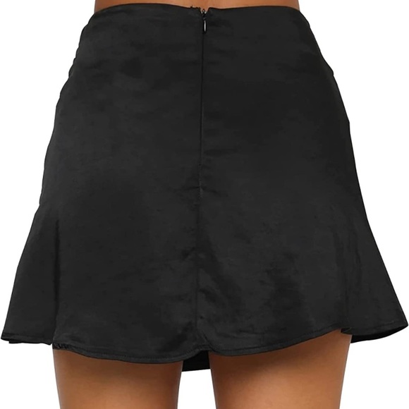 Silky black skirt - Picture 2 of 6